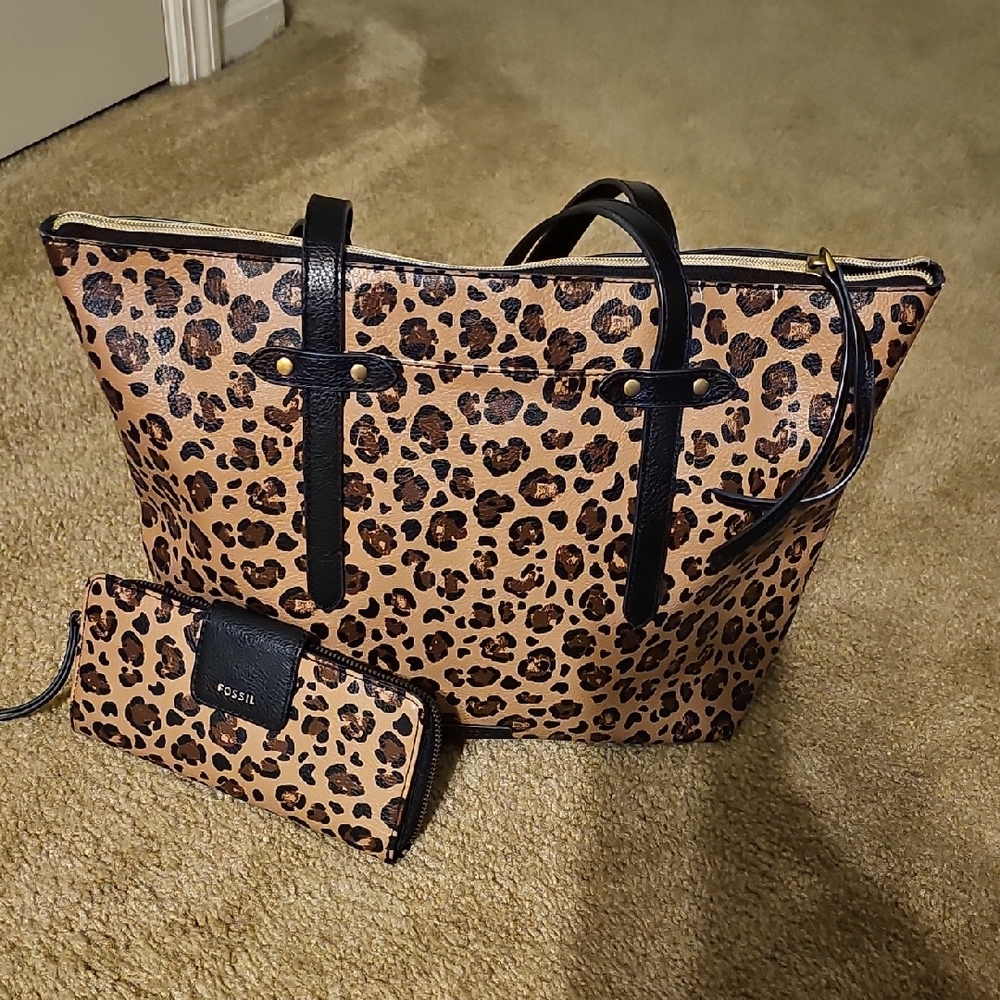 Fossil Leopard Print Tote with Matching Wallet.